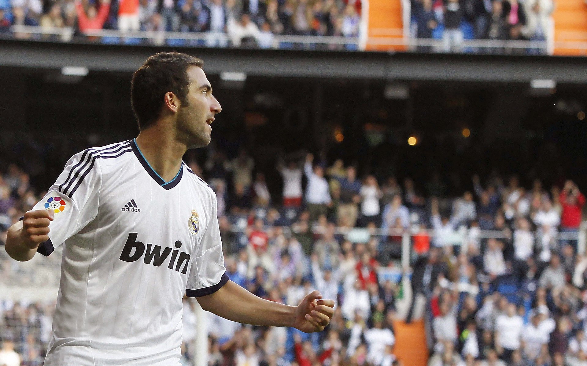 乐鱼体育app官网下载-全球车迷：比赛外的文化交流，全球车系